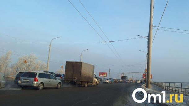 Омских автомобилистов предупредили о неприятностях на мосту у Телецентра