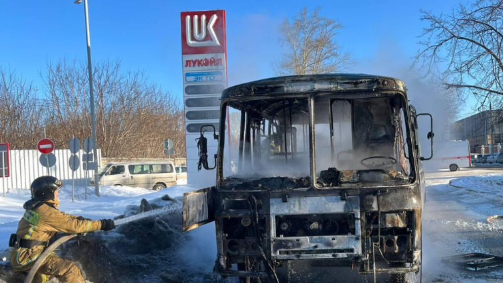 Пассажирский автобус сгорел на улице Богдана Хмельницкого в Новосибирске