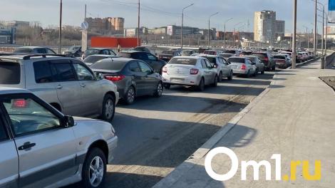 Въезд на омское Левобережье парализовала гигантская пробка