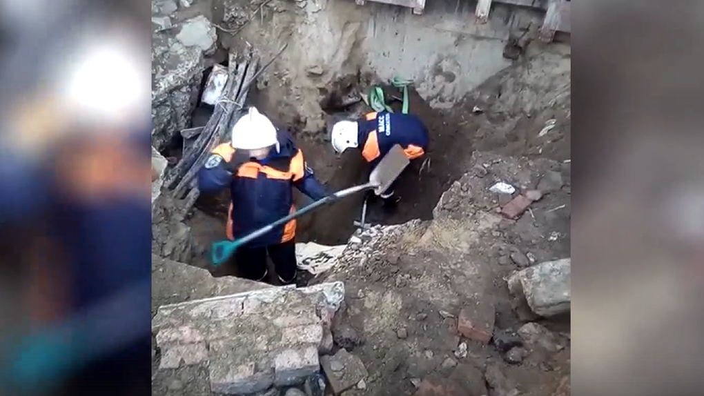 «Чудом выжил»: новосибирские спасатели полтора часа искали строителя под завалом в траншее