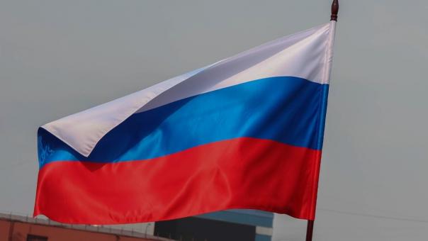 Гигантский флаг России развернули в Центральном парке Новосибирска