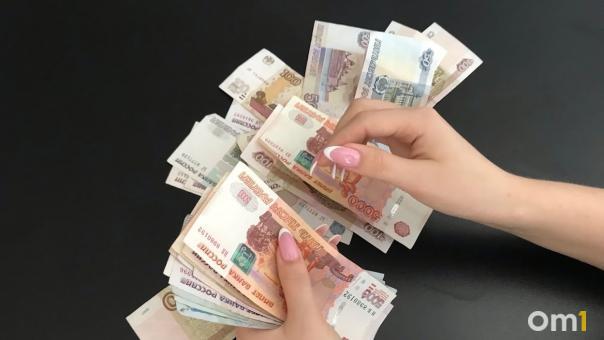 В Омске работодатели стали чаще платить зарплату в «конверте»