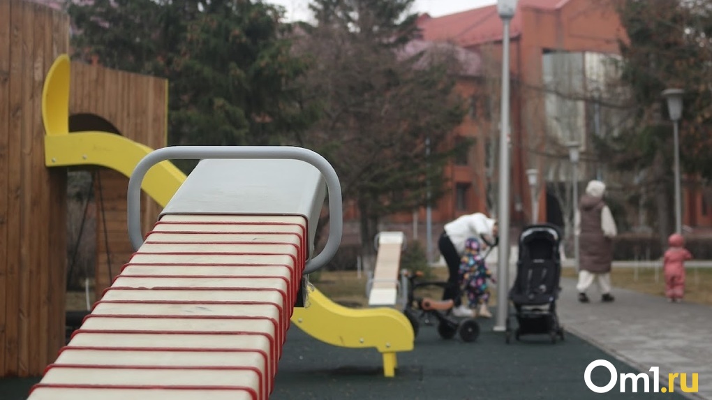 В Центральном округе Омска благоустроили детскую площадку