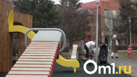 В Центральном округе Омска благоустроили детскую площадку