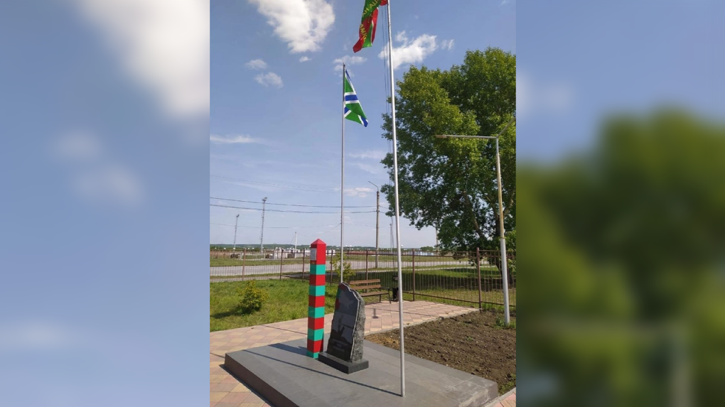 «Крик души и обида за всех воинов»: под Новосибирском снесли флагшток около монумента погранвойскам