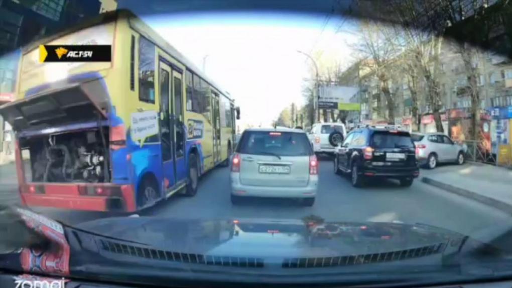 В Новосибирске пассажирский автобус проехал по встречке и попал на видео