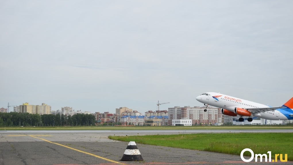 Прямой самолет на тюмень. Азимут авиакомпания Нижневартовск. Самолет Сургут Омск. Екатеринбург Новокузнецк самолет. Екатеринбург Сургут самолет.