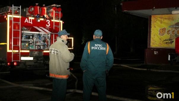 Омичи показали чёрные подъезды после пожара в доме на бульваре Победы