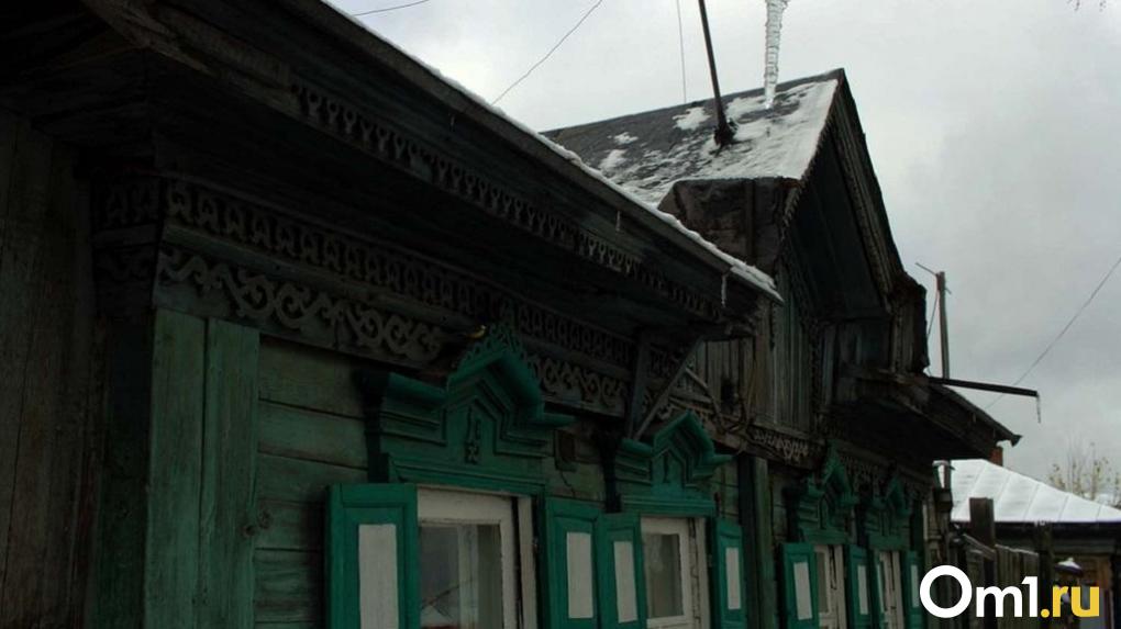 Строители обещали отремонтировать омичке дом, но подожгли его