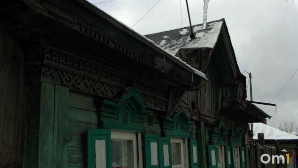 Строители обещали отремонтировать омичке дом, но подожгли его