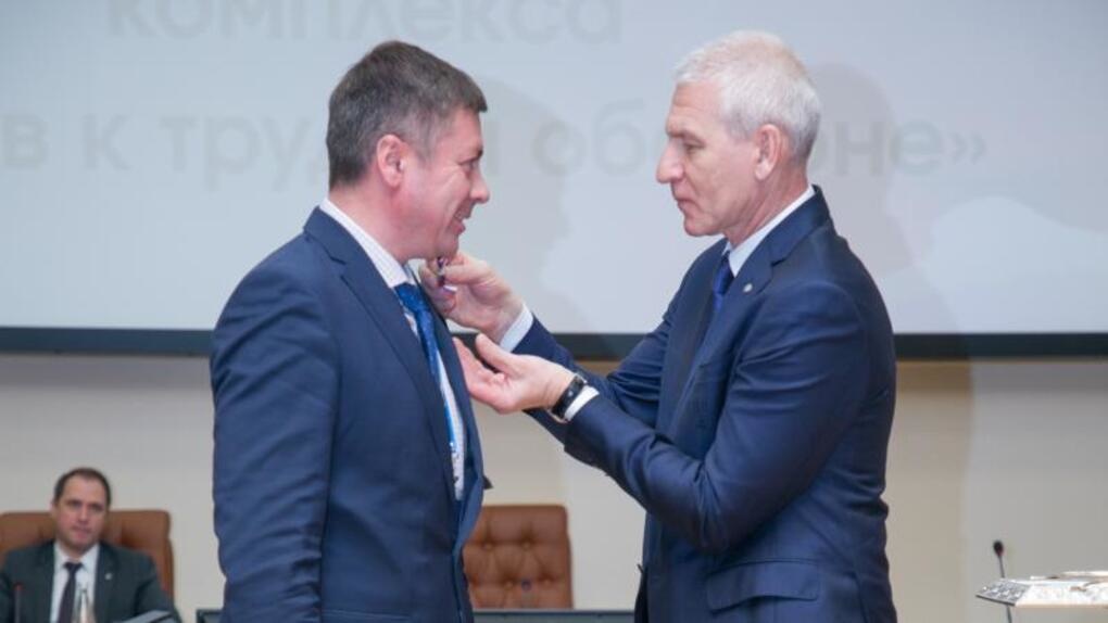 Министр спорта Новосибирской области Сергей Ахапов получил золотой знак ГТО