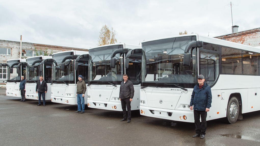 ОНПЗ подарил региону новые междугородные автобусы