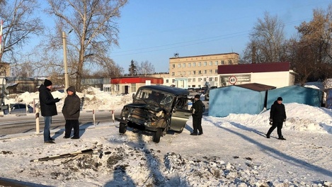 ЧП на железной дороге. В Новосибирске электричка врезалась в выехавший перед ней УАЗ