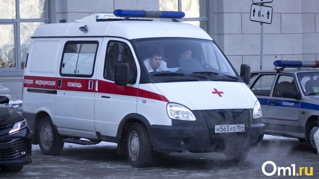 В Новосибирске машина скорой помощи застряла в снегу
