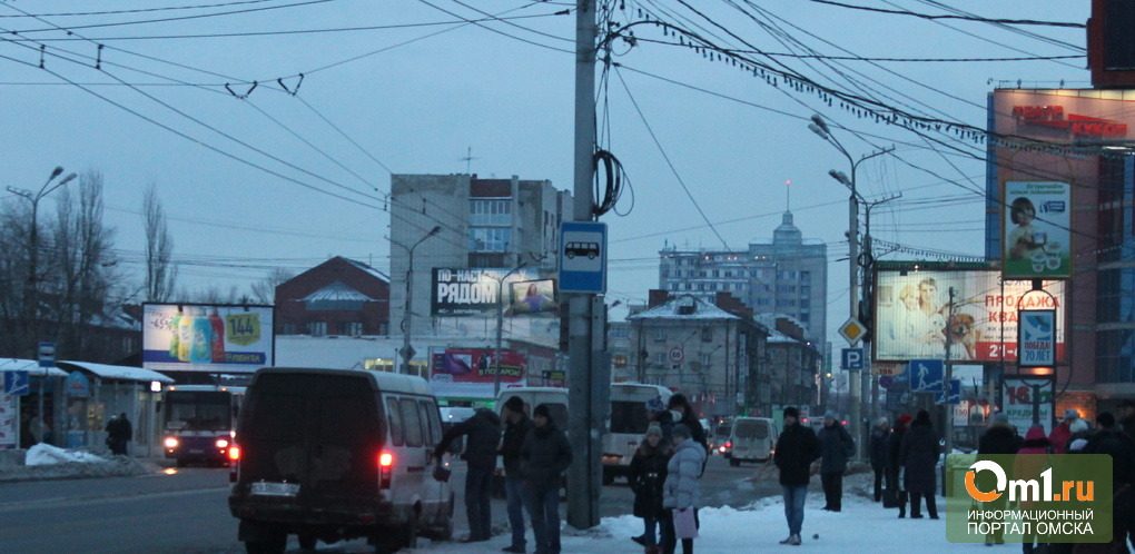 Омск береги. Кристалл левый берег Омск. Остановка Кристалл Омск. Остановка Левобережный рынок Омск. Остановка космос Омск.