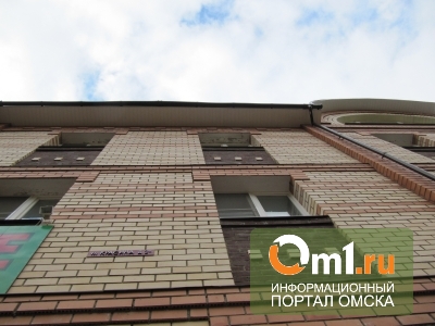 В Омске подросток сломал позвоночник, выпав из окна общежития