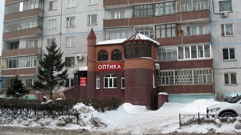 «Для чего уродовать дом»: замок из красного кирпича пристроили к многоэтажке под Новосибирском