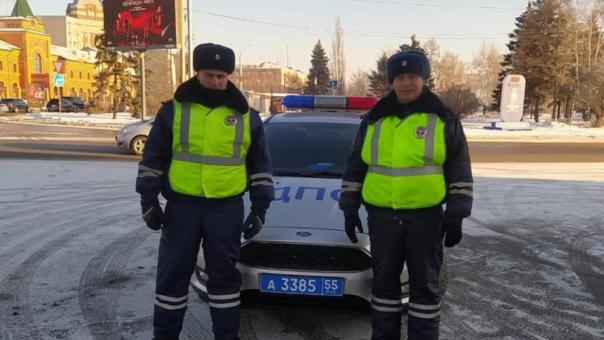 Сотрудники ДПС спасли 8-летнюю омичку Василису