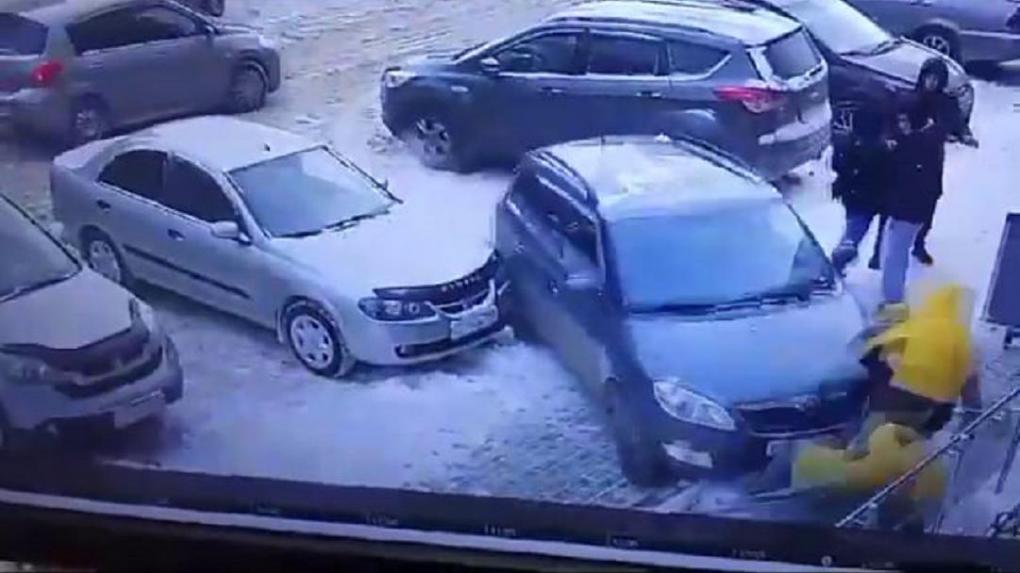 Автомобиль Skoda снёс перила у ТЦ пенсионерами — появилось видео жуткого ДТП в Новосибирске