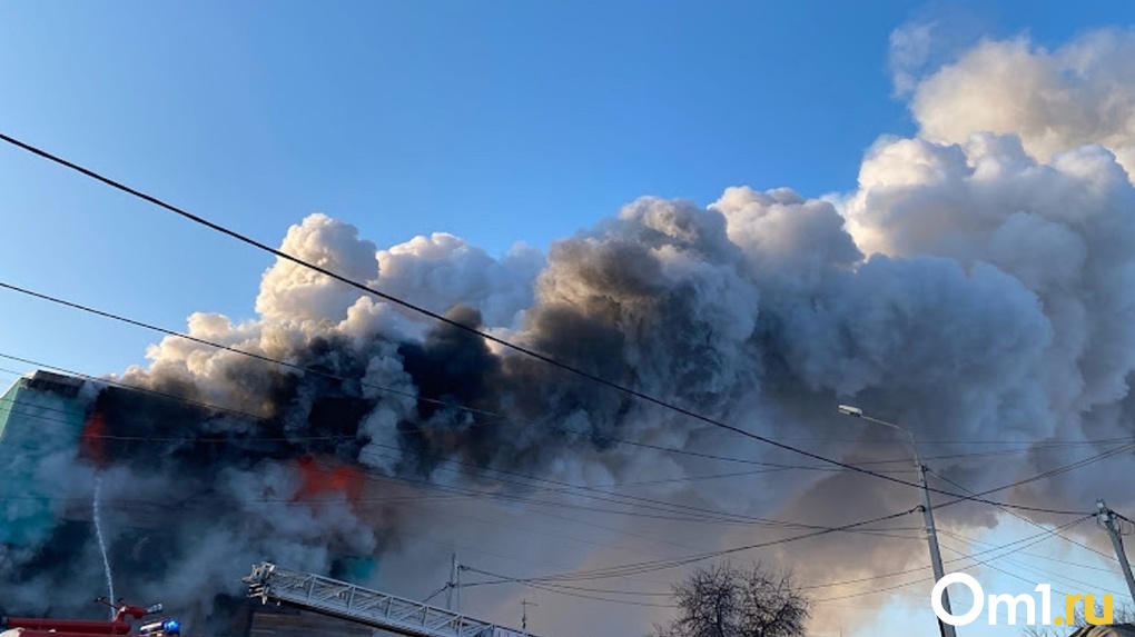 Две квартиры и теплоузел загорелись ночью в Омске