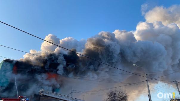 Две квартиры и теплоузел загорелись ночью в Омске