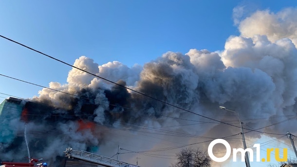 Две квартиры и теплоузел загорелись ночью в Омске