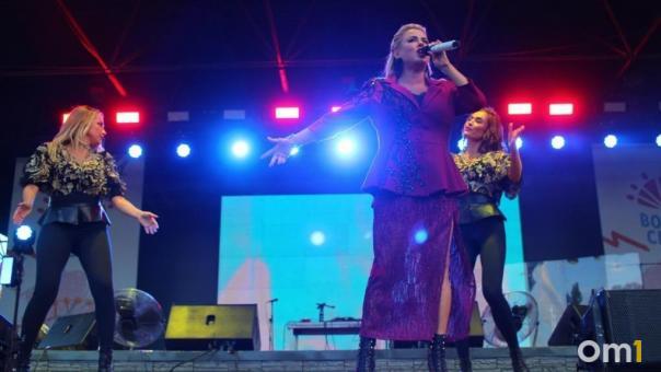 Певица Анна Семенович увезла тапки из омского отеля
