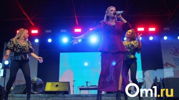 Певица Анна Семенович увезла тапки из омского отеля