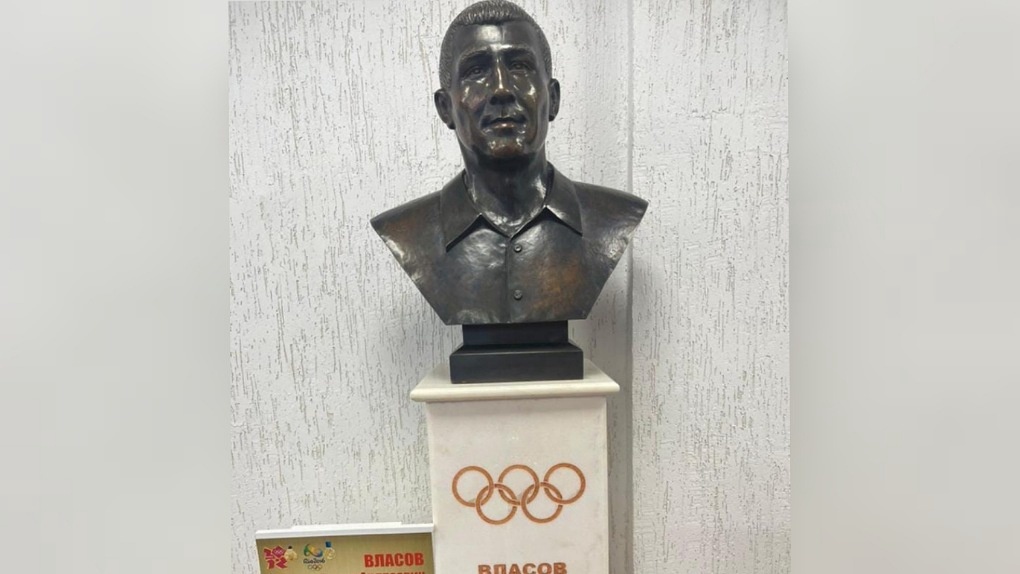Скульптуру олимпийского чемпиона Романа Власова раскритиковали новосибирцы