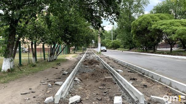 Омич протестует против тротуара из щебня