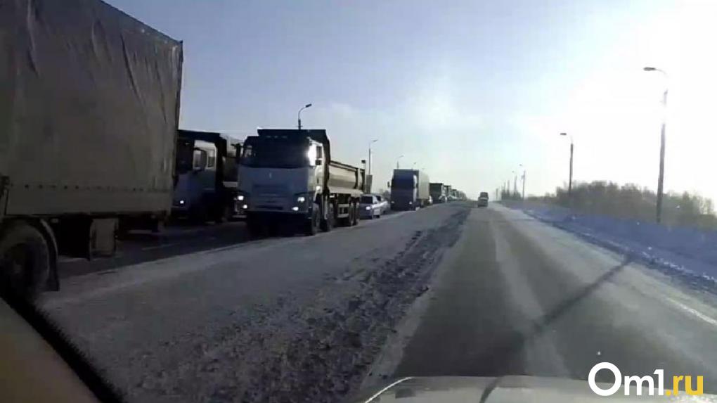 Под Омском грузовики выстроились в многокилометровую пробку из-за аварии