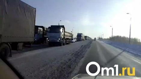 Под Омском грузовики выстроились в многокилометровую пробку из-за аварии