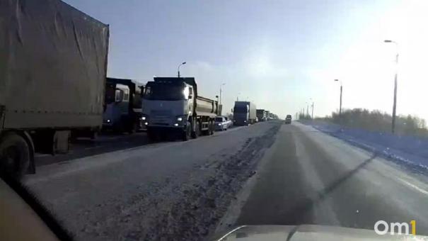 Под Омском грузовики выстроились в многокилометровую пробку из-за аварии
