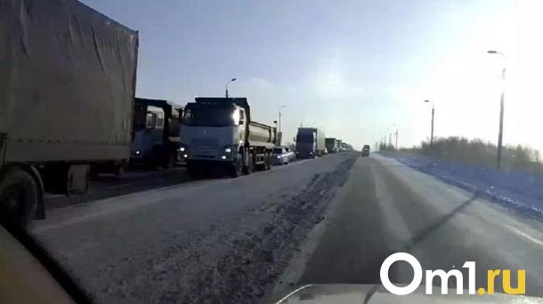 Под Омском грузовики выстроились в многокилометровую пробку из-за аварии