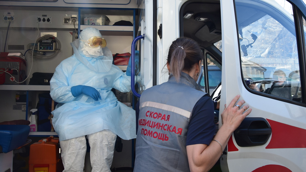 Новосибирский Минздрав объяснил причину пробок машин скорой помощи возле «коронавирусных больниц»
