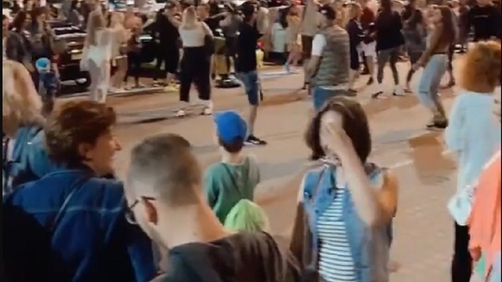 Новосибирские полицейские назвали фейком видео о массовых гуляниях в центре города в разгар пандемии