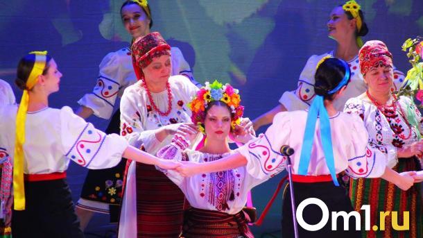 Десяток свах и пирог с «шашлычками» из теста: в Омске провели фестиваль свадебных обрядов