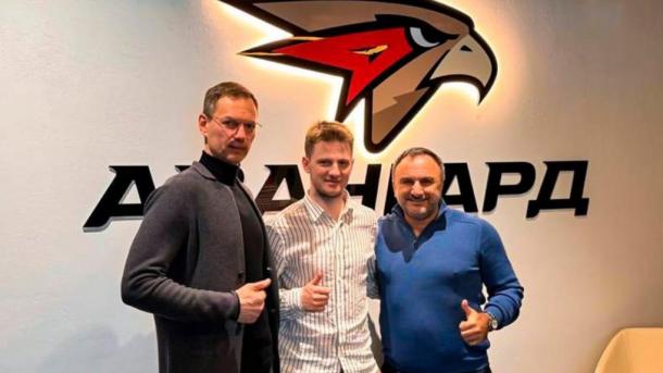 Нападающий Владимир Ткачёв остаётся в омском «Авангарде»