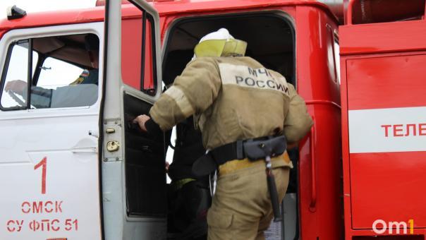В Омске двоих детей спасли из горящей квартиры на Маркса