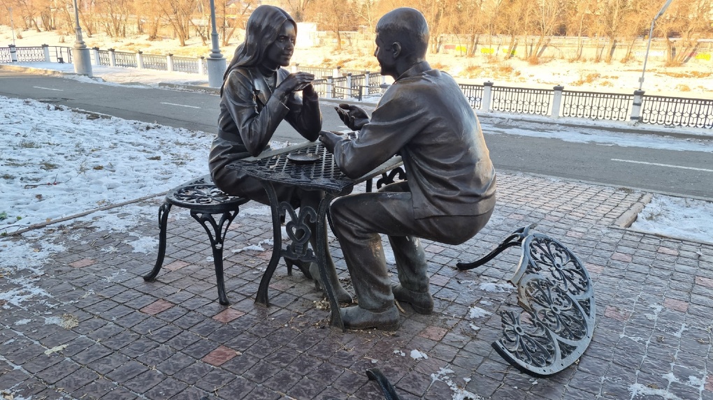 Вандалы сломали памятник влюблённым на набережной Оми в Омске