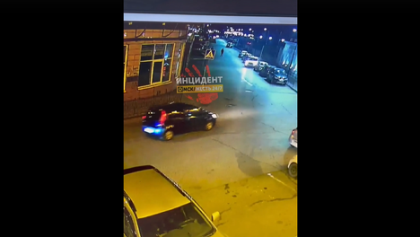 «Страшно на улицу выйти!»: в центре Омска на движущуюся машину накинулся мужчина — ВИДЕО