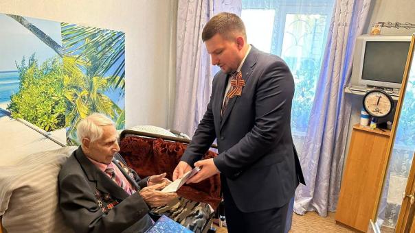 В Омске поздравили ветерана ВОВ в преддверии Дня Победы