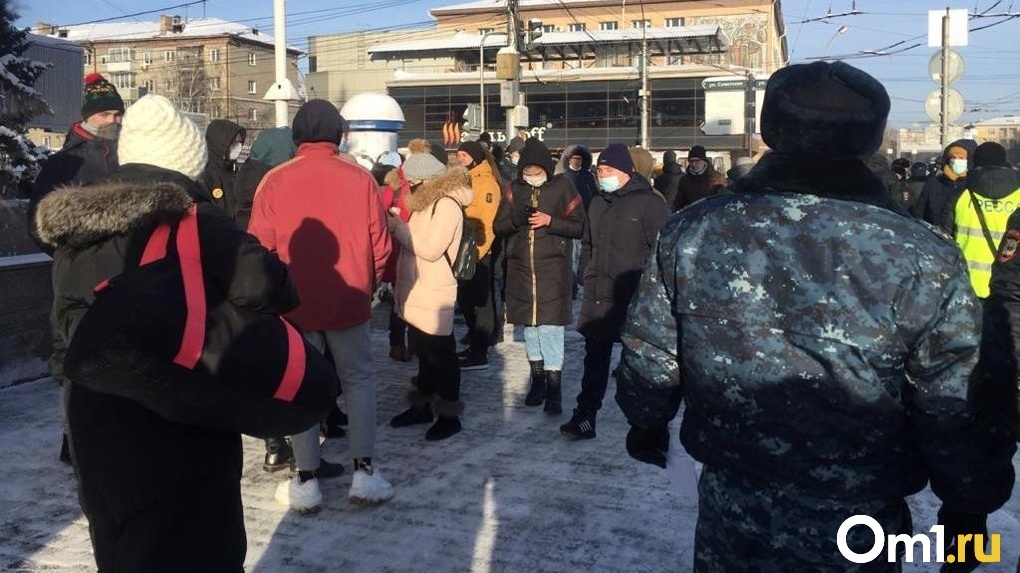 Оцеплена территория и полицейские с дубинками: новосибирцы вышли на второй митинг за Алексея Навального