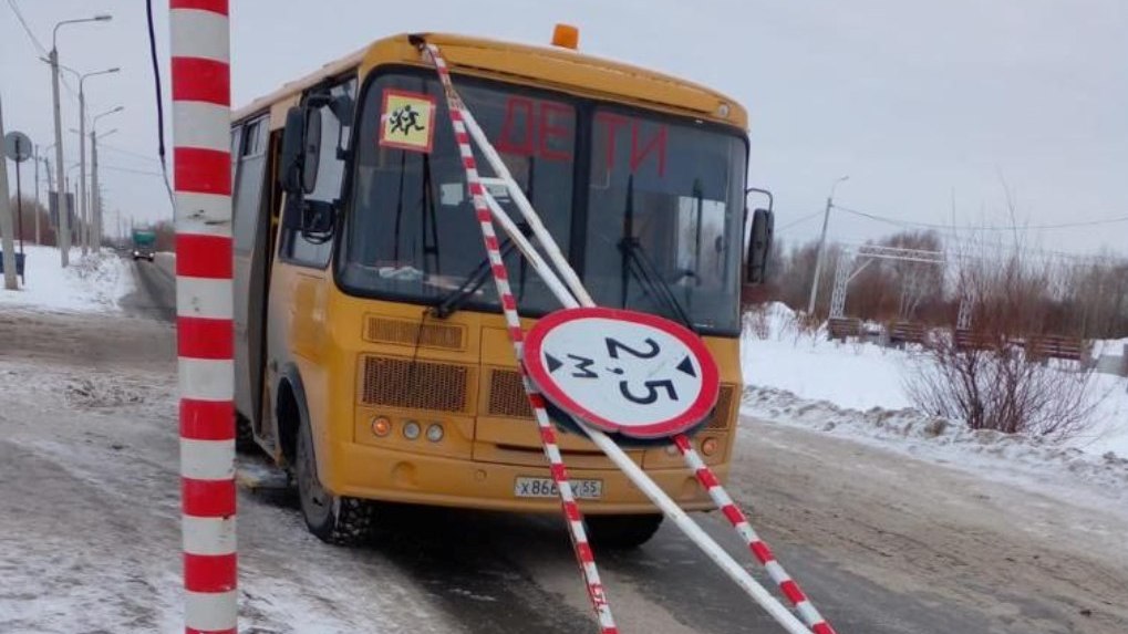 В Омске кусок шлагбаума пробил крышу школьного автобуса, который вез детей