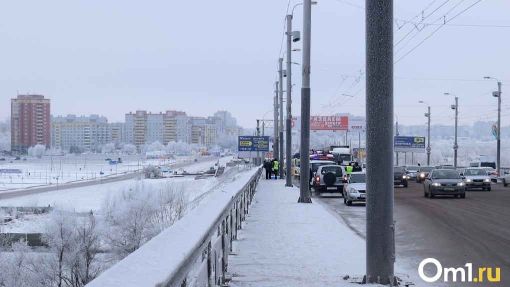 В Омске с моста у «G-Drive Арены» упала женщина