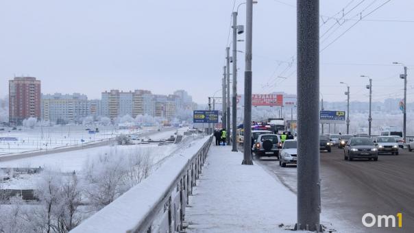 В Омске с моста у «G-Drive Арены» упала женщина