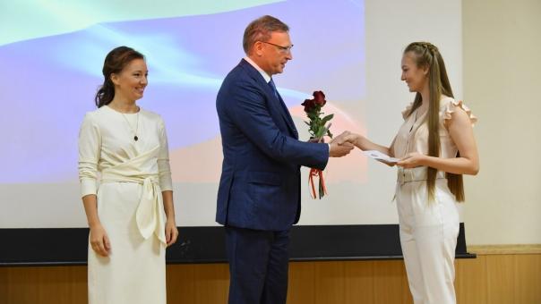 Александр Бурков и зампредседателя Госдумы Анна Кузнецова вручили российские паспорта беженцам из Донбасса