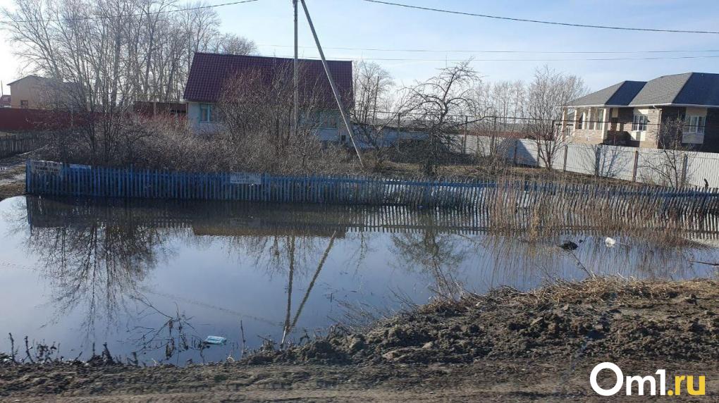 Под Омском вода разрушает трассу, по которой ездят автобусы