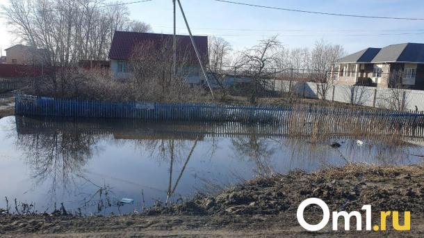 Под Омском вода разрушает трассу, по которой ездят автобусы
