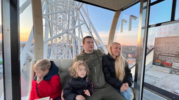 Врио губернатора Хоценко показал развлечения омичей жене и детям